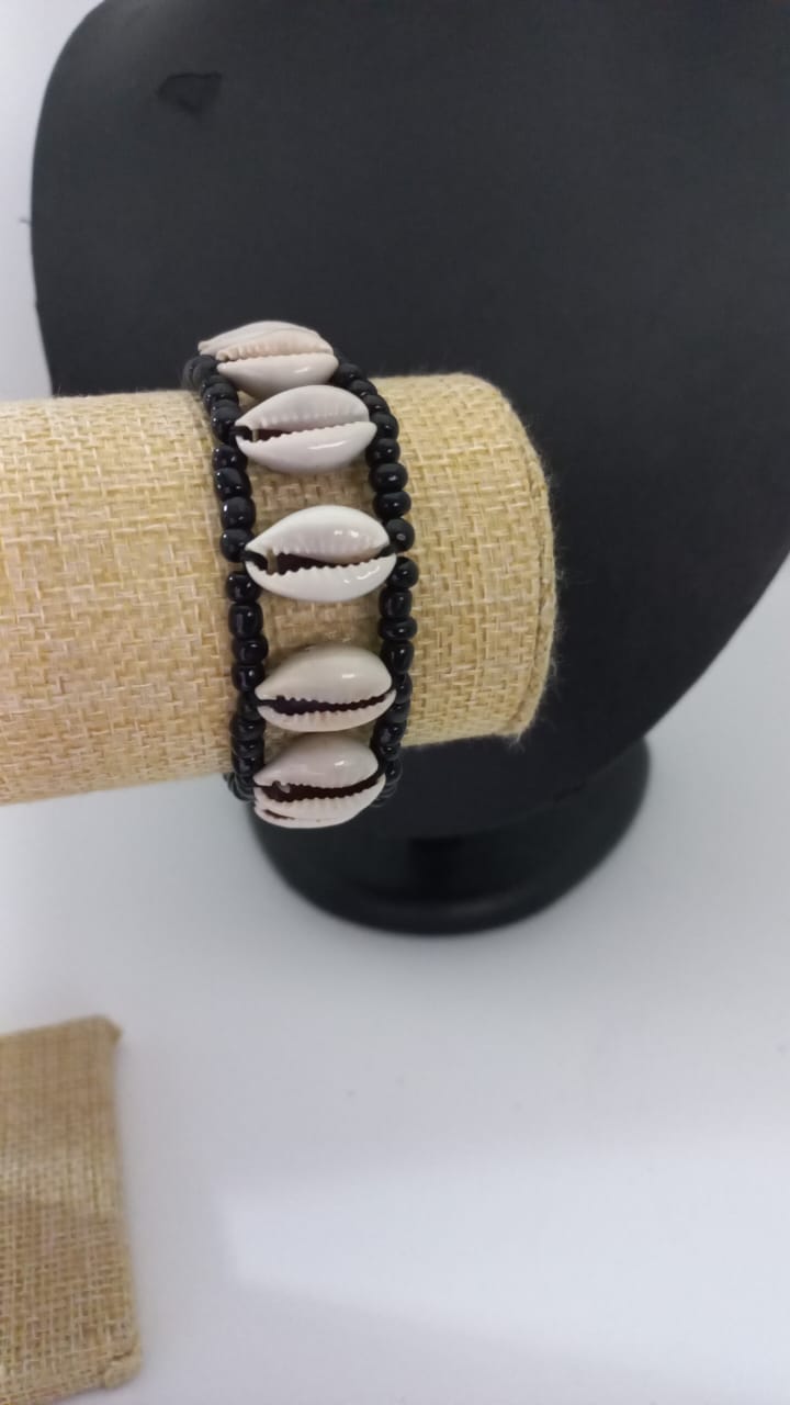 Brazalete de Caracoles Cowrie